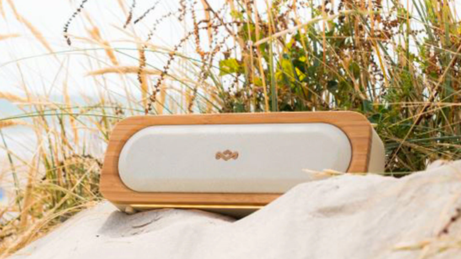 Bezdrôtový reproduktor House of Marley na piesočnej dune