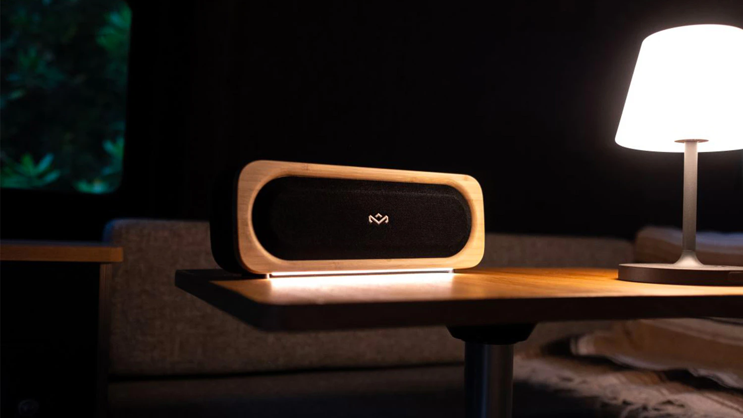 Bezdrôtový reproduktor House of Marley s podsvietením na stolíku