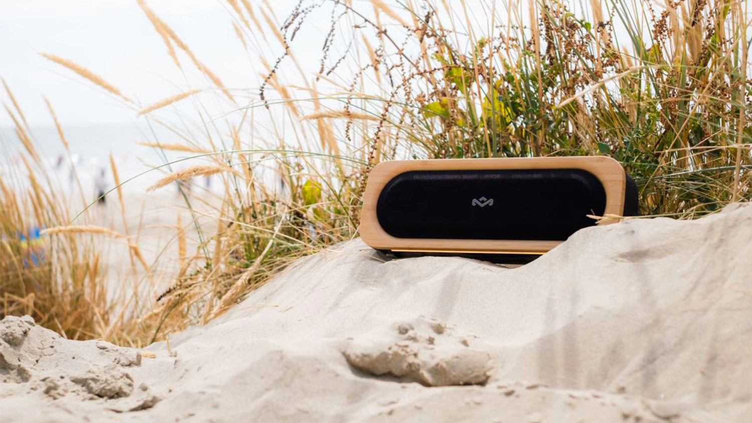 Bezdrôtový reproduktor House of Marley na piesočnej dune