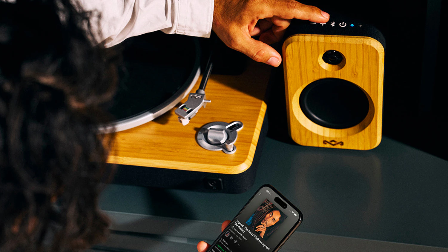 Muž s reproduktormi House of Marley Get Together Duo 2