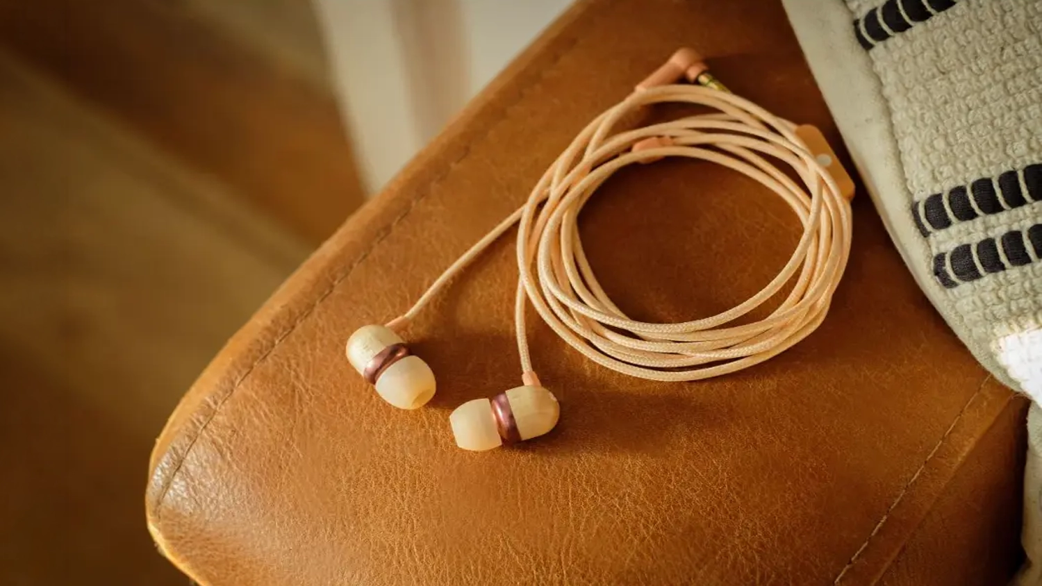 Sl&uacute;chadl&aacute; House of Marley Smile Jamaica Copper bronzov&aacute; na gauči
