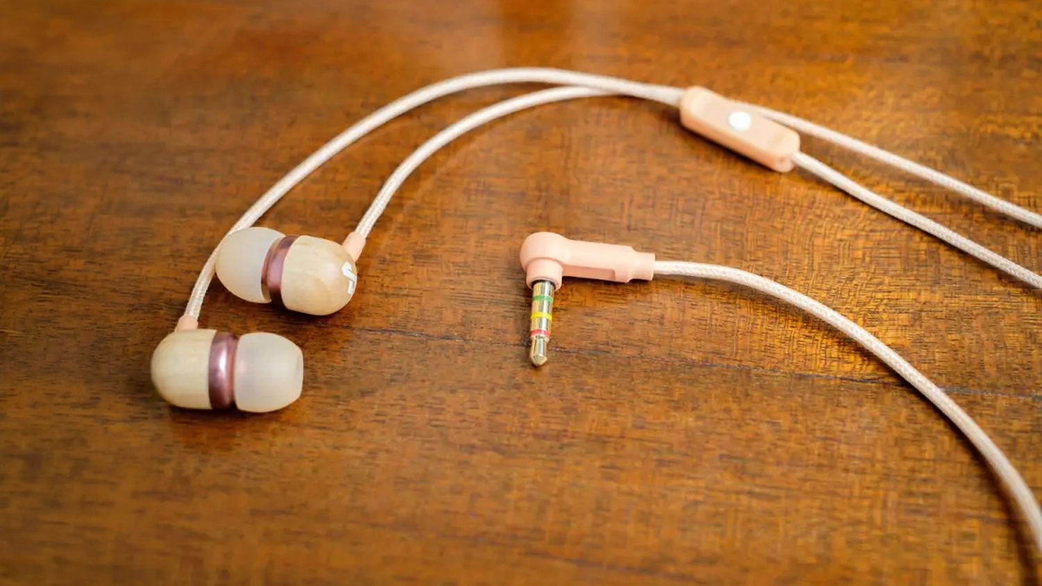 Bliž&scaron;&iacute; pohľad na sl&uacute;chadl&aacute; House of Marley Smile Jamaica Copper bronzov&aacute;