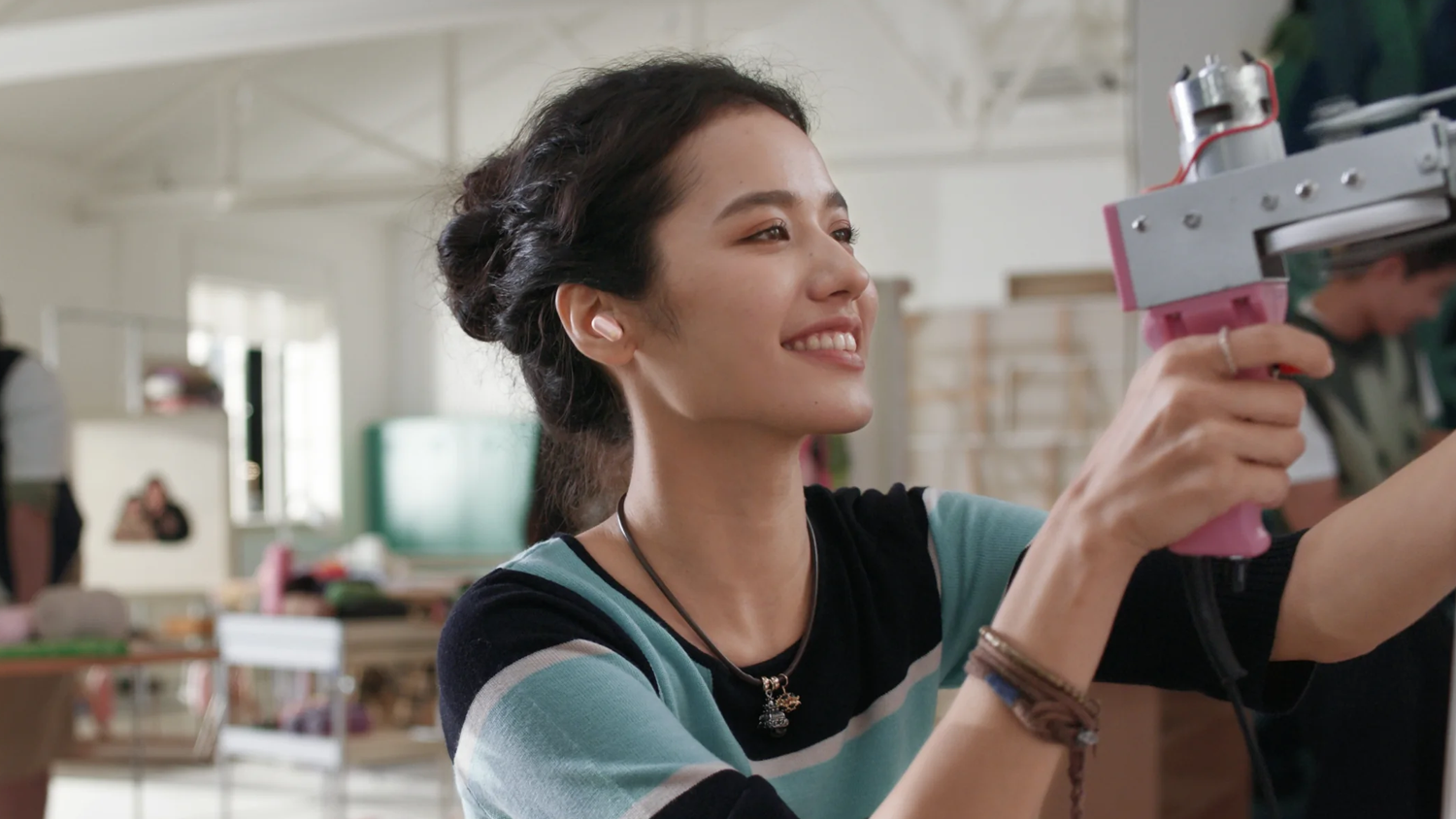 Žena při práci se sluchátky HUAWEI