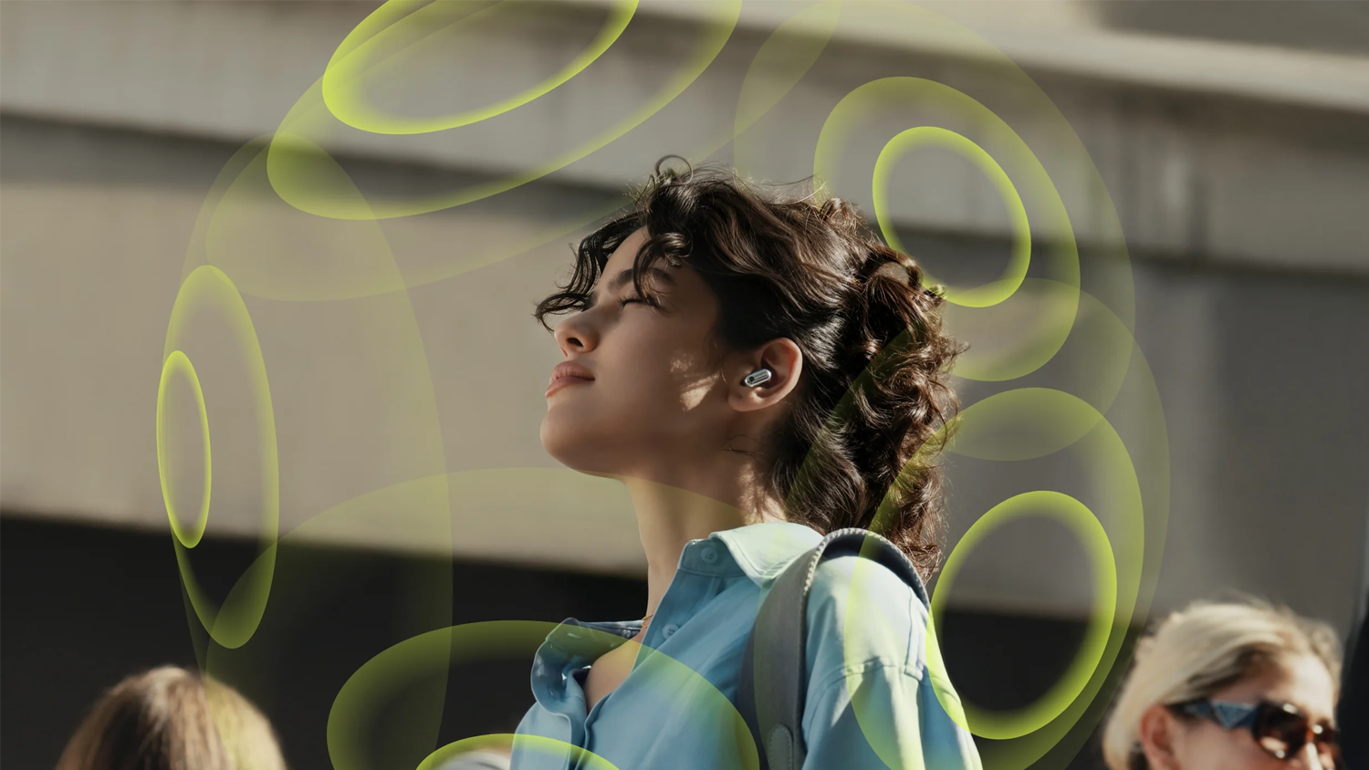 Žena se sluchátky HUAWEI a vizualizace 360° zvuku