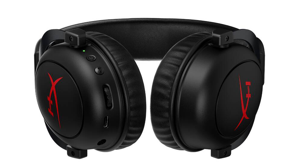 Muž radující se z výhry se sluchátky Hyperx_03