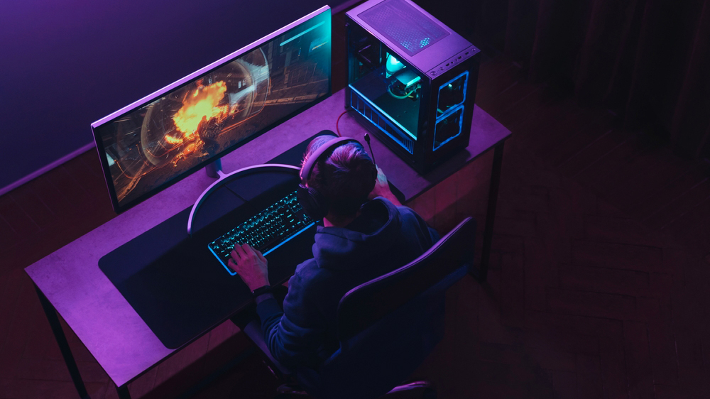 Muž hraje počítačové hry se sluchátky Hyperx_05
