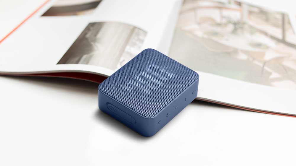 Bezdrátový reproduktor JBL GO ESSENTIAL na otevřeném časopisu_03