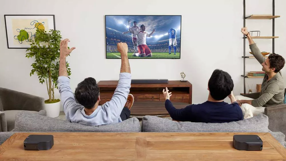 Soundbar JBL Bar 800 5.1 v obýváku s muži sledující fotbal_02
