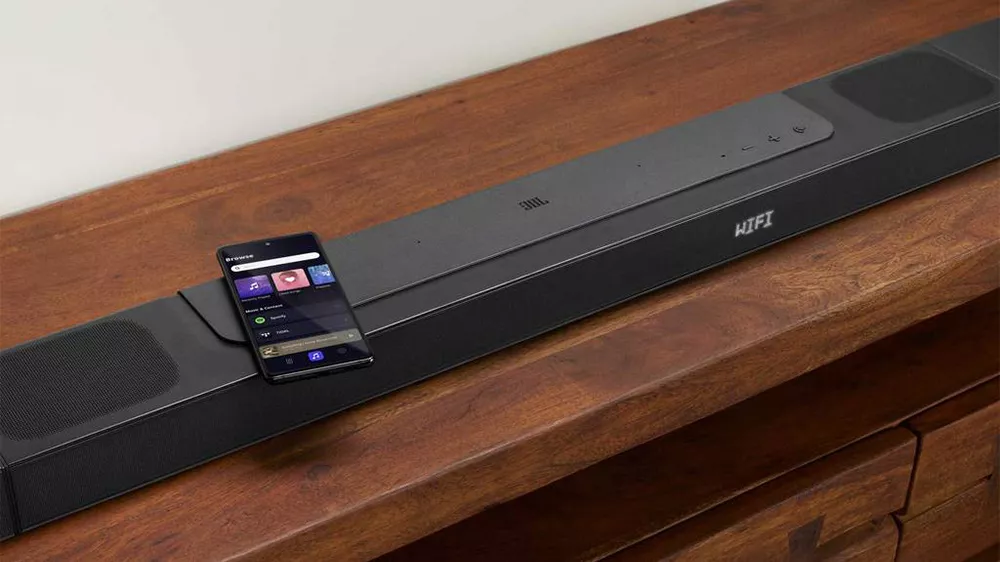 Soundbar JBL Bar 800 5.1 s mobilním telefonem_04