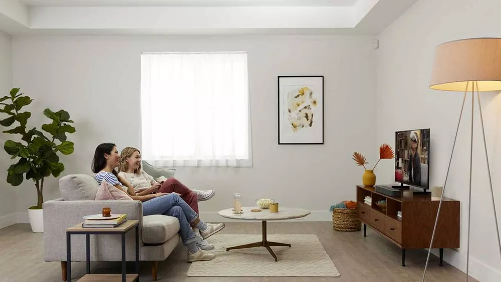 Ženy sleduj&iacute;c&iacute; tv se soundbarem JBL BAR 2.0 MK2_04