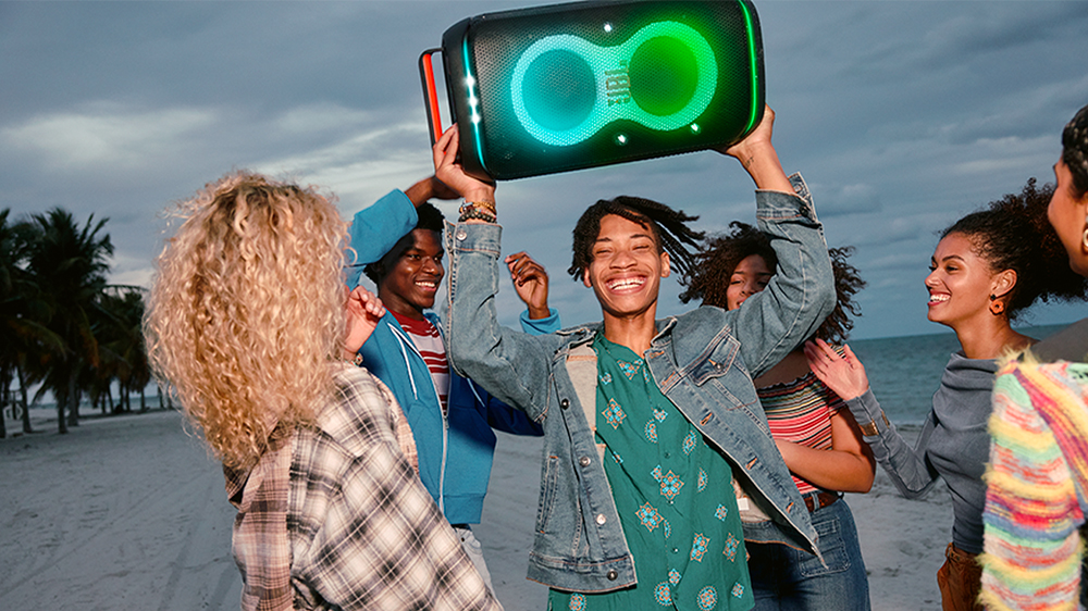 Lidé bavící se na party s přenosným party reproduktorem JBL PartyBox CLUB 120_03