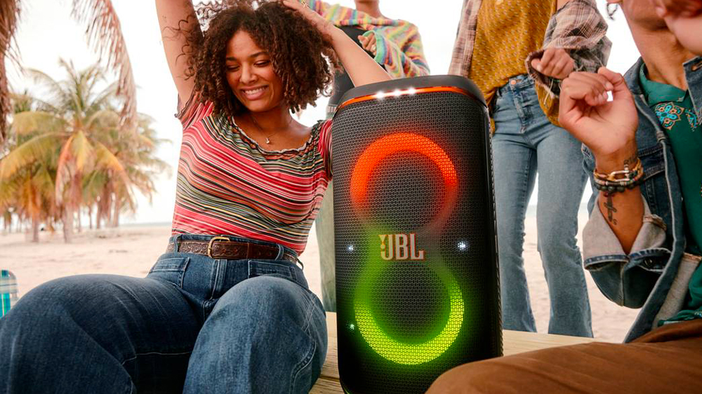 Lidé bavící se na party s přenosným party reproduktorem JBL PartyBox CLUB 120_04