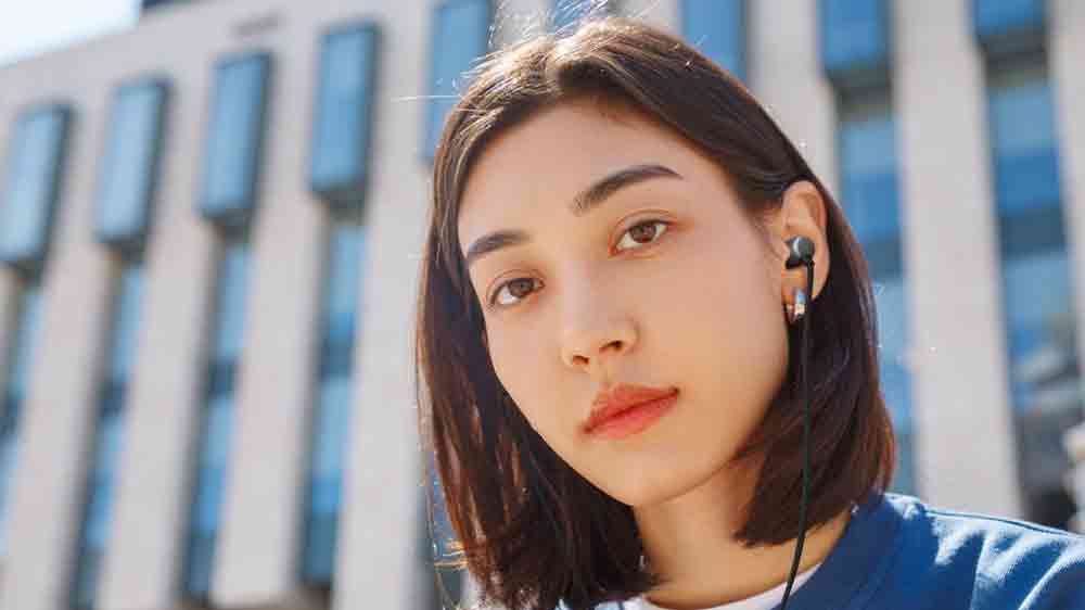 Žena ve městě se sluchátky_02