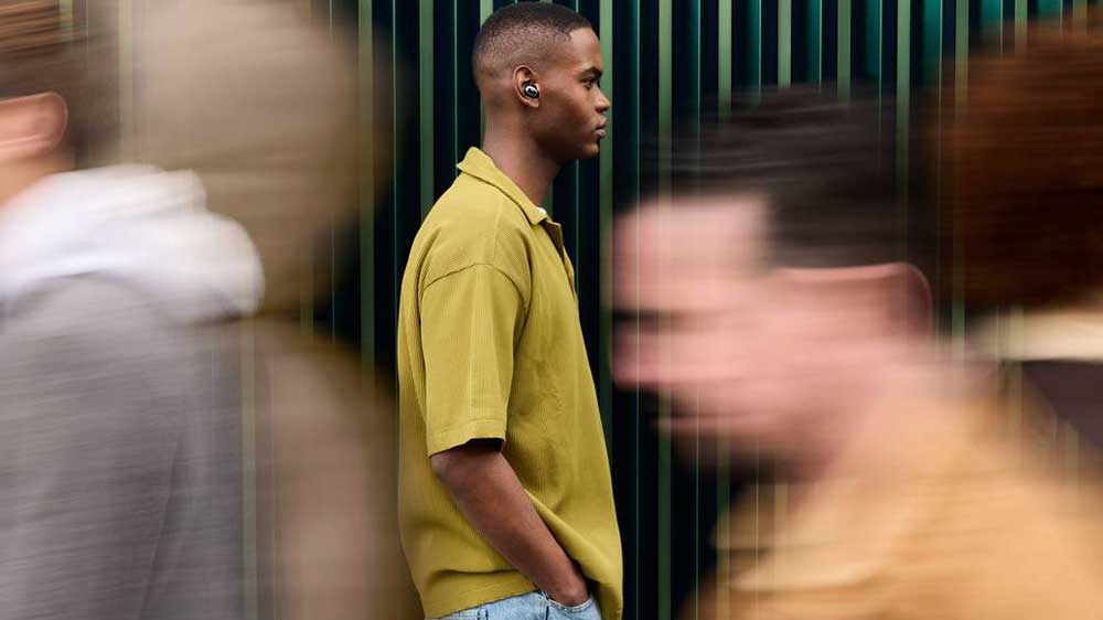 Muž se sluchátky v davu_03