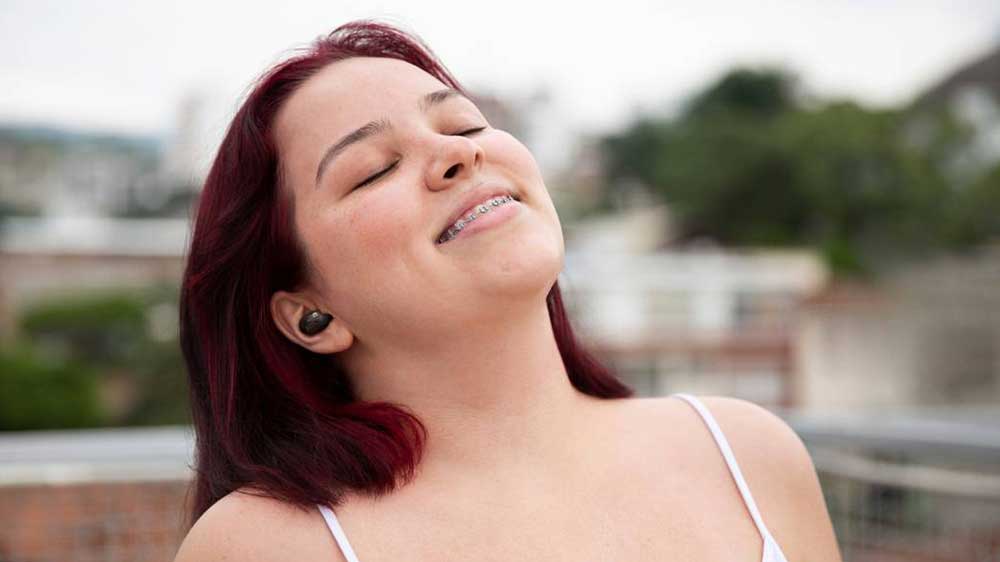 Žena užívající si poslech_04