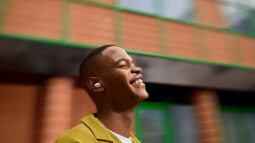 Veselý muž se sluchátky_05