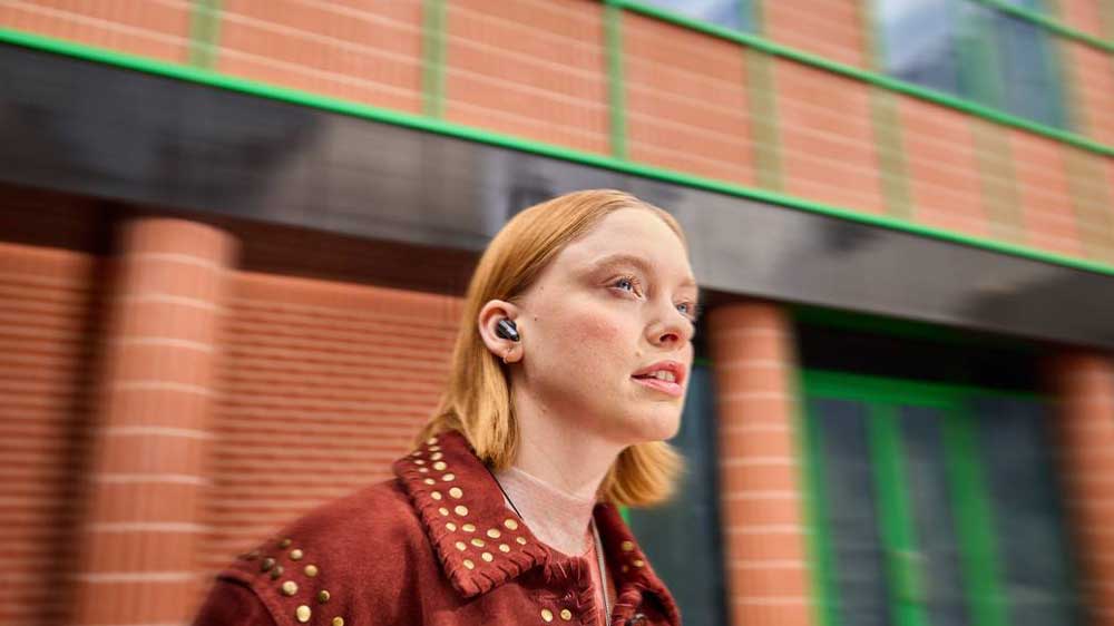 Žena poslouchá hudbu přes sluchátka JBL Live Flex 3_05