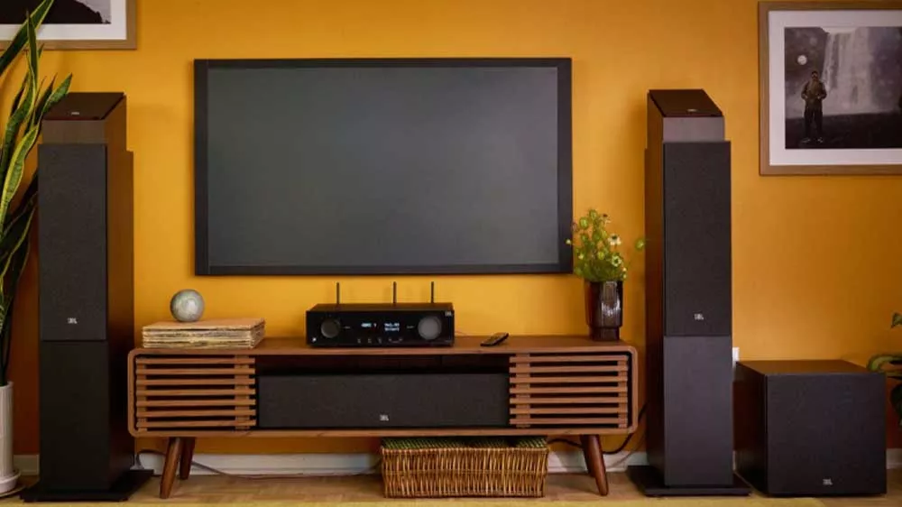 Reproduktorov&aacute; soustava JBL STAGE 240H čern&aacute; instalovan&aacute; v ob&yacute;v&aacute;ku_02