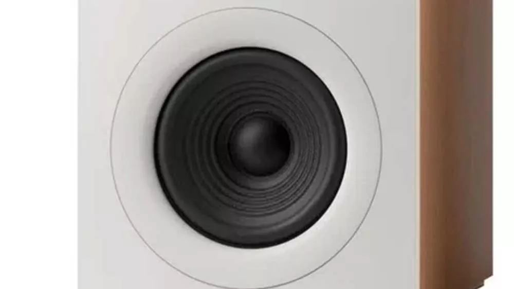 Reproduktorov&aacute; soustava JBL STAGE 250B b&iacute;l&aacute; detail na střed reproduktoru_02