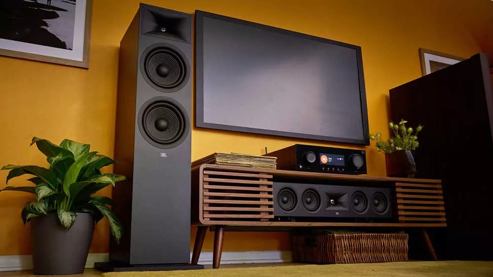 Reproduktorová soustava JBL STAGE 280F bílá umístěná v obýváku_03