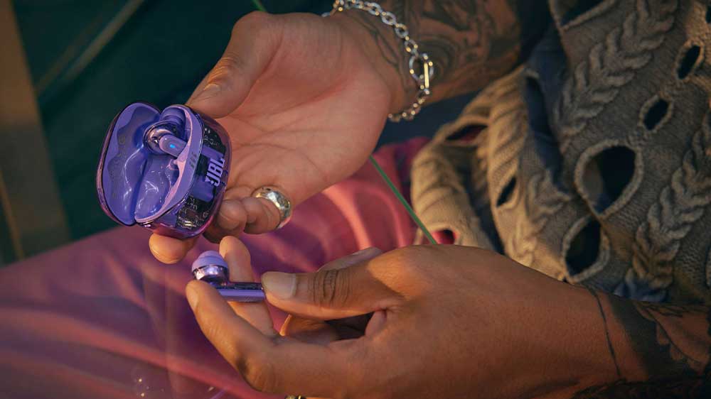 Sluchátka JBL Tune Beam 2 v rukách s krabičkou_02