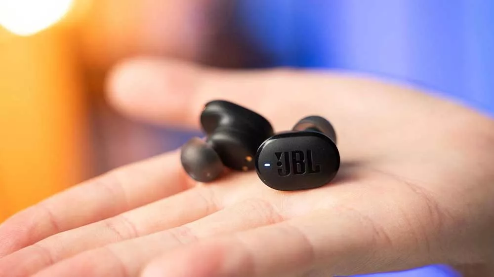 Sluchátka JBL Tune Buds 2 v ruce_02