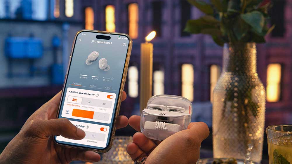 Sluchátka JBL Tune Buds 2 s mobilem_03