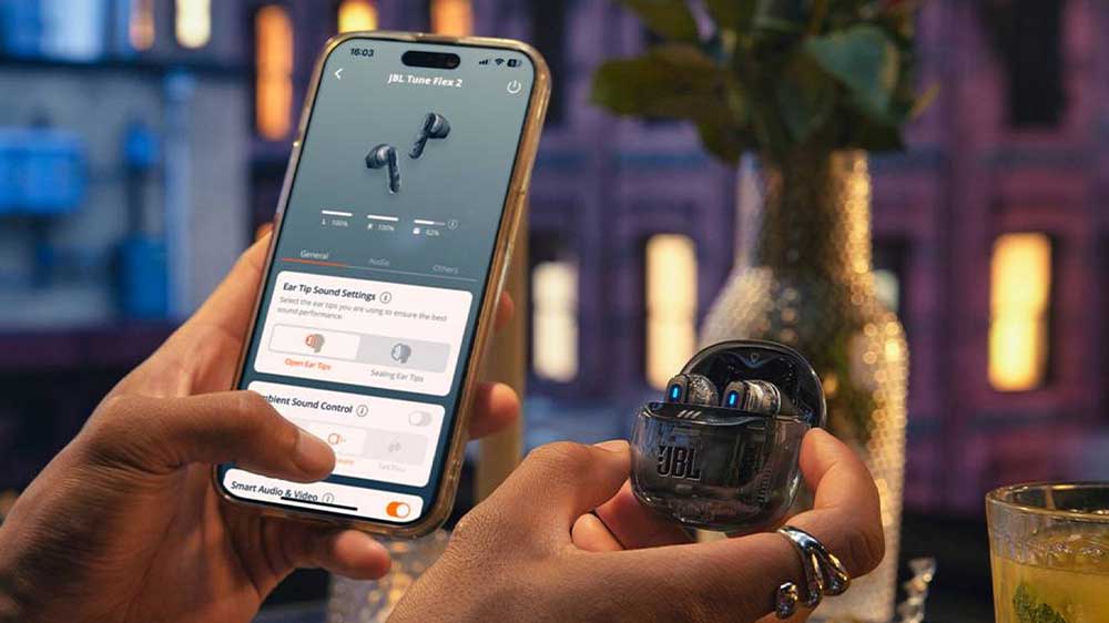 Sluchátka JBL Tune Flex 2 s mobilem_03