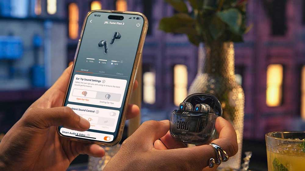 Sluchátka JBL Tune Flex 2 s mobilem_03