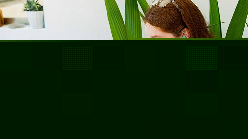 Bezdrátová sluchátka JBL Wave Beam 2 modrá v uších mladé studentky_03