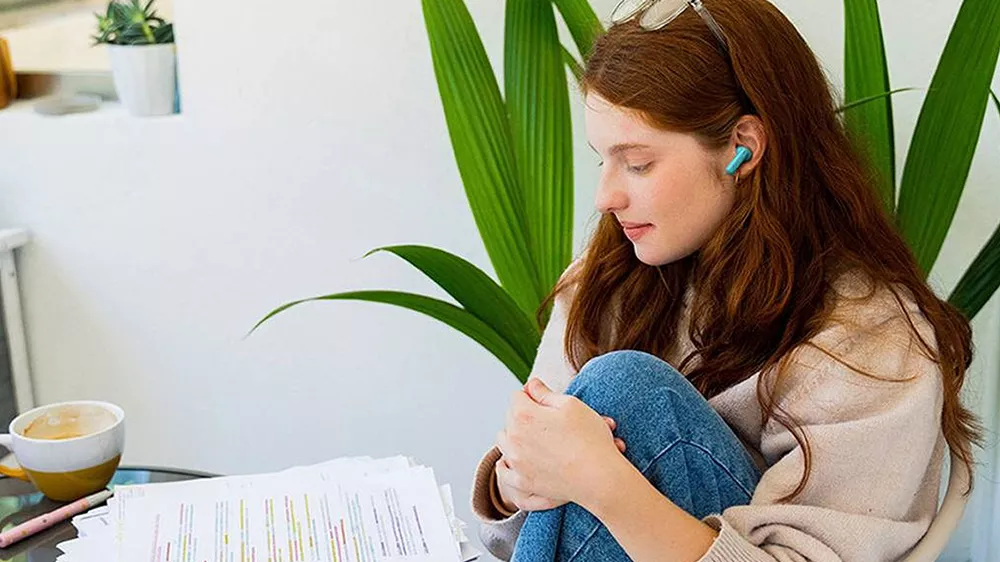 Bezdrátová sluchátka JBL Wave Beam 2 modrá v uších mladé studentky_03