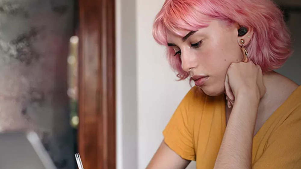 Bezdrátová sluchátka JBL Wave Buds 2 v uších mladé dívky_03