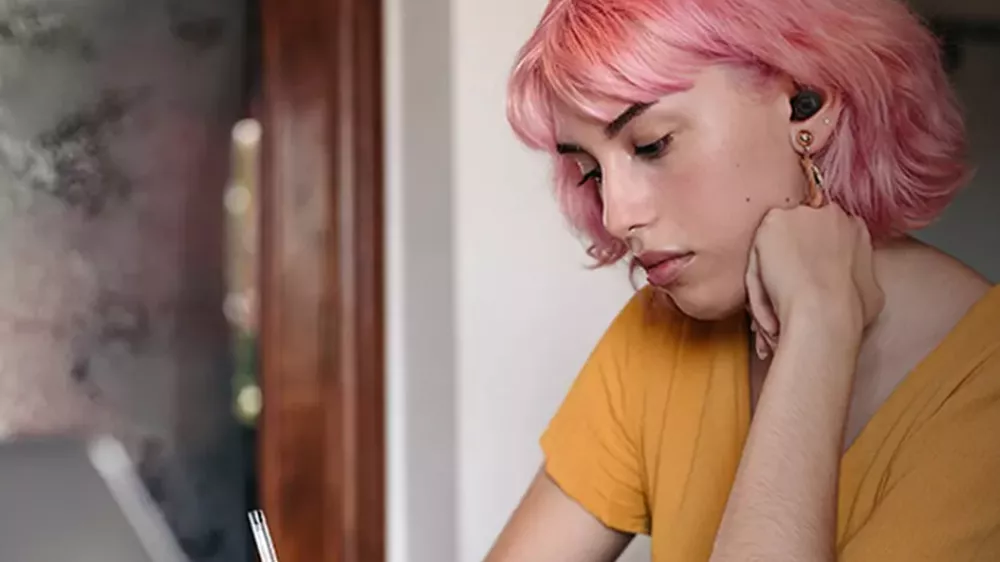 Bezdrátová sluchátka JBL Wave Buds 2 v uších mladé dívky_03
