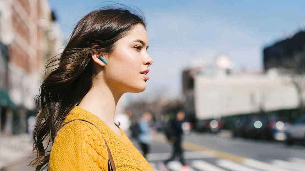 Bezdrôtové slúchadlá JBL Wave Flex 2 modrá v ušiach mladé dievčatá_03