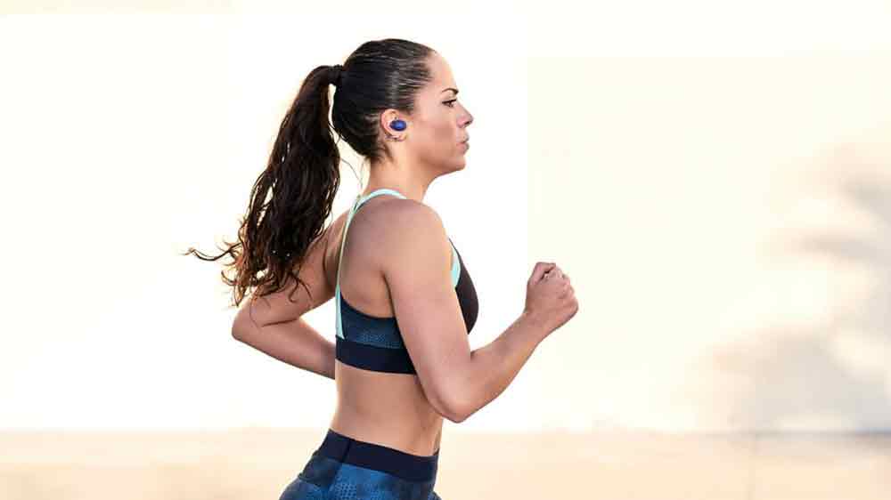 Bezdrátová sluchátka JBL Endurance Race 2 v uších běžící sportovkyně_02