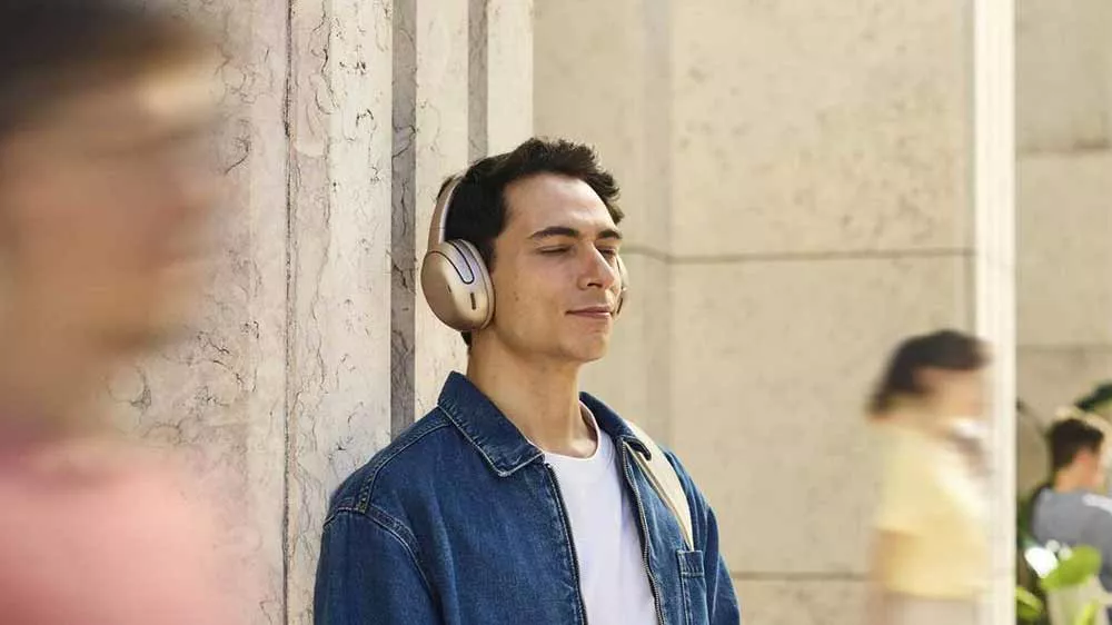 Muž s bezdrátovými sluchátky JBL Tour One M3_02
