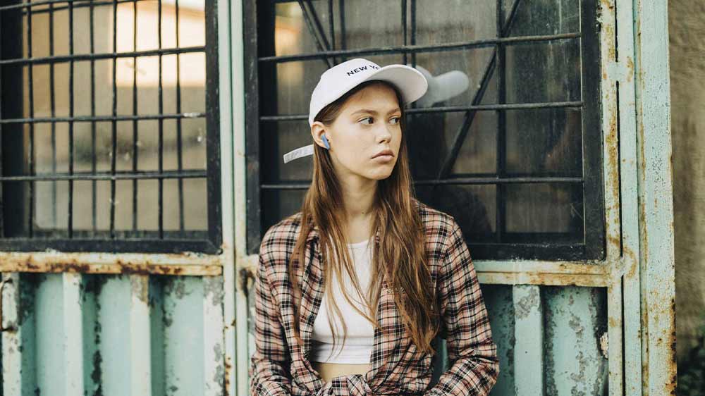 Dívka se sluchátky JBL Wave Flex_02