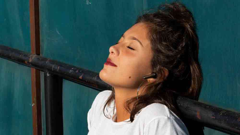 Žena se sluchátky JBL Tune 245NC_02