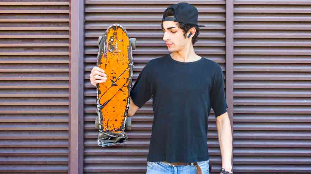 Muž se sluchátky JBL Tune 245NC_03