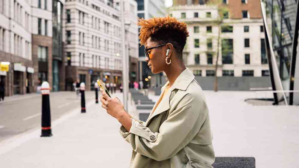 Žena se sluchátky JBL Tune 245NC_04