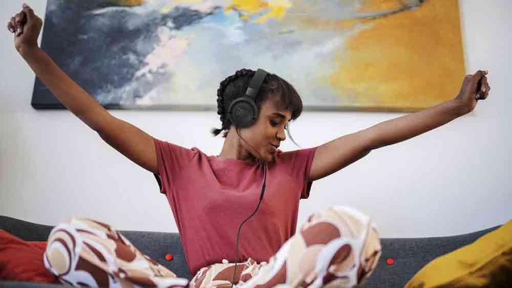 Žena na gauči se sluchátky JBL Tune 520C_03