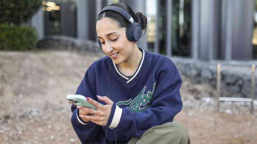 Žena venku se sluchátky JBL Tune 520C_04