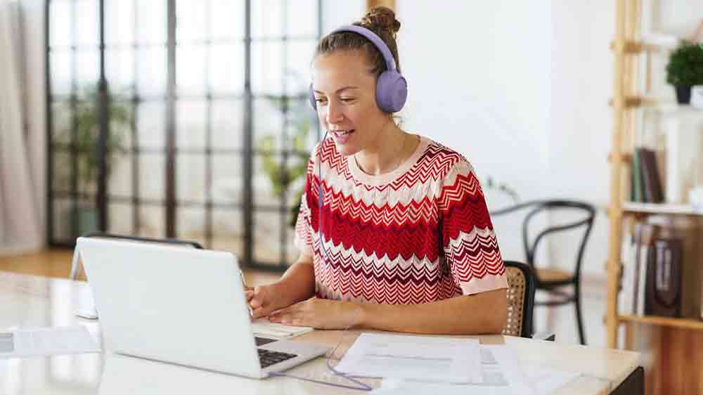 Žena na online meetingu so slúchadlami JBL Tune 520C, fialovými_02