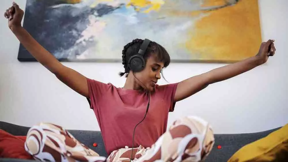 Žena na gauči se sluchátky JBL Tune 520C_03