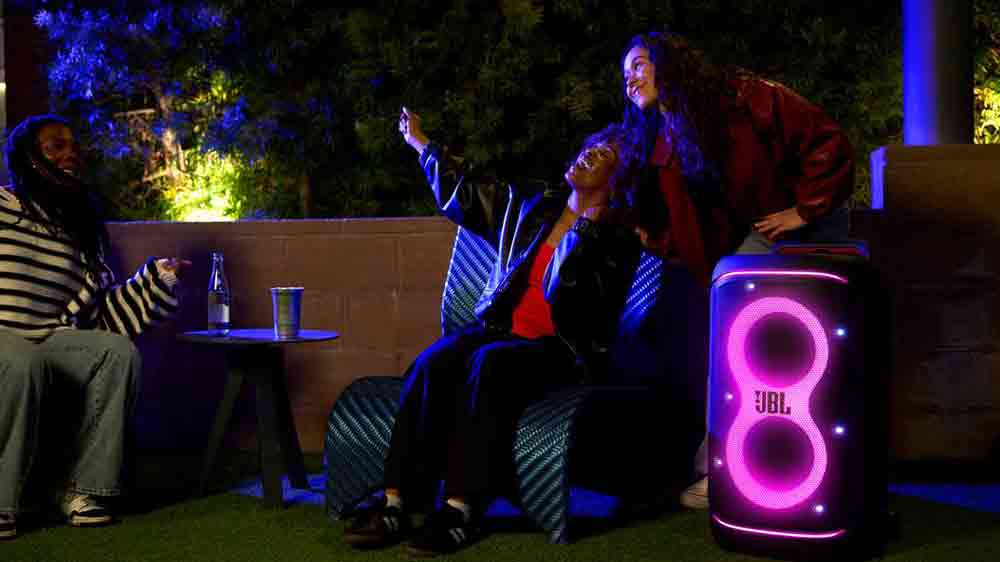 Ľudia sa bavia pri bezdr&ocirc;tovom reproduktore JBL PartyBox 520_04