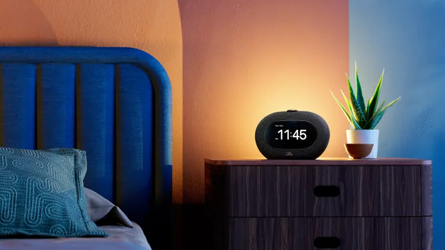 Rádiobudík JBL Horizon 3 osvetľuje stenu_03