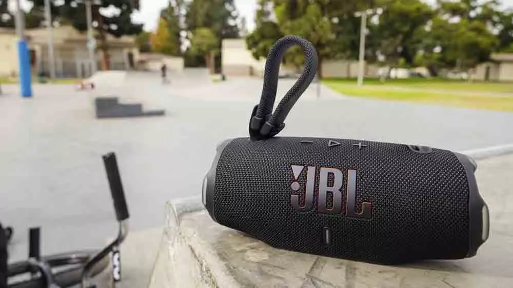 Reproduktor JBL Charge 6 v prostoru