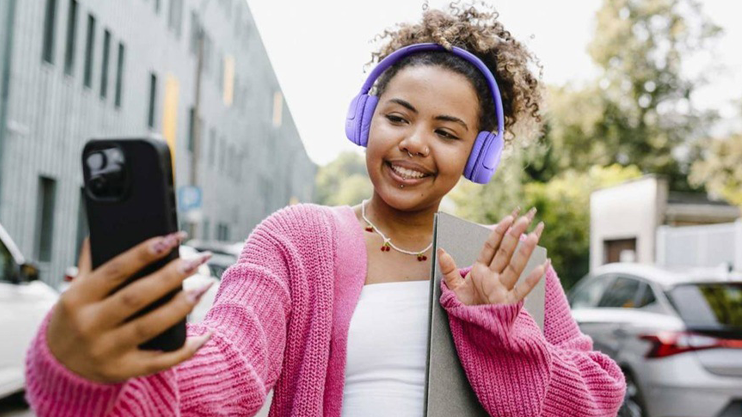 Žena so slúchadlami JBL Tune 530BT