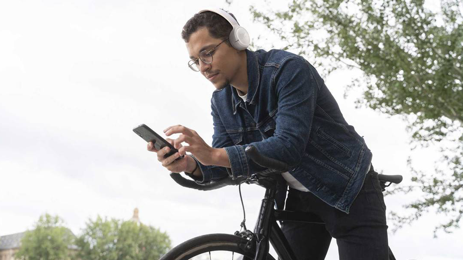 Muž na bicykli so slúchadlami JBL Tune 530BT