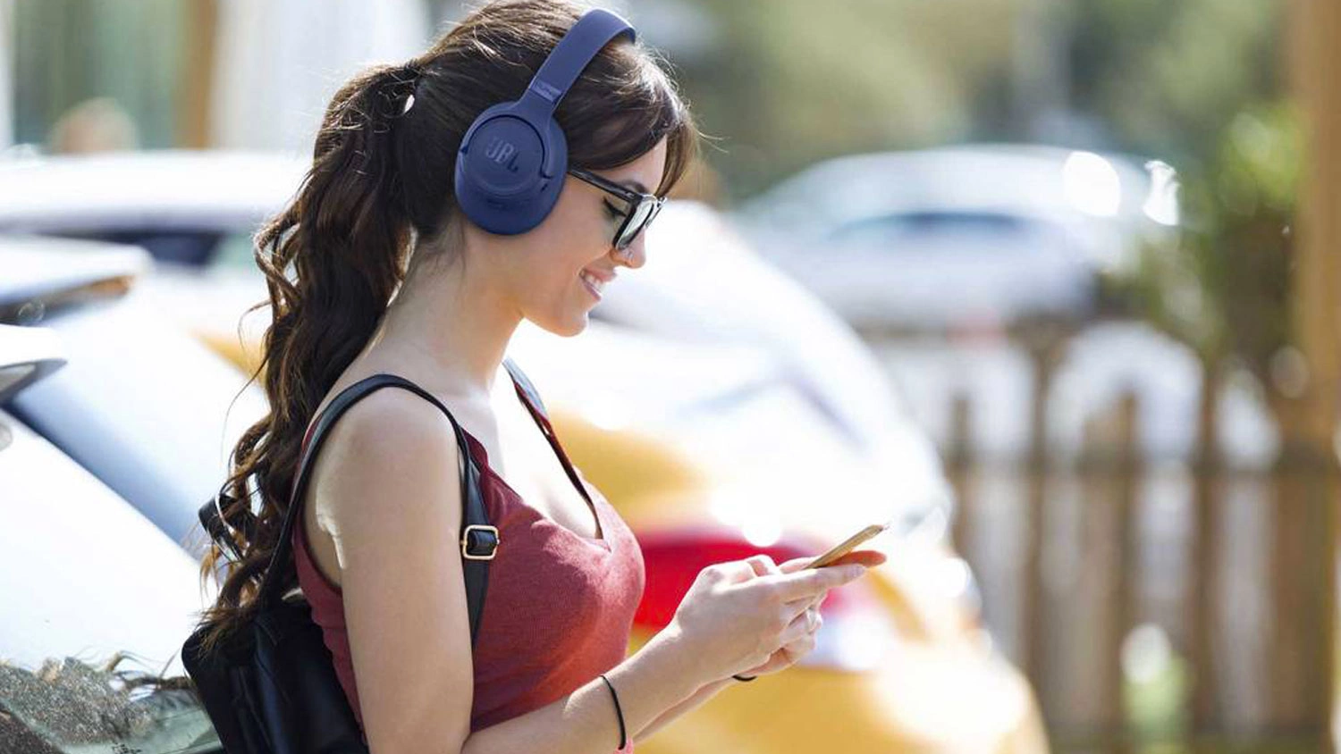 Žena s bezdrôtovými slúchadlami JBL Tune 780NC